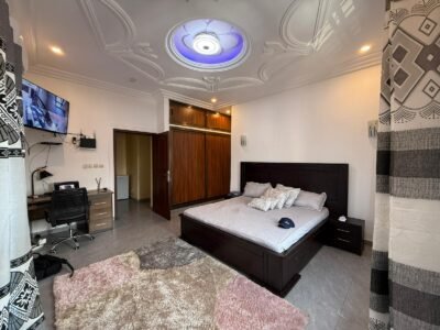 Maison meublée R+1 à louer – Quartier La Poudrière